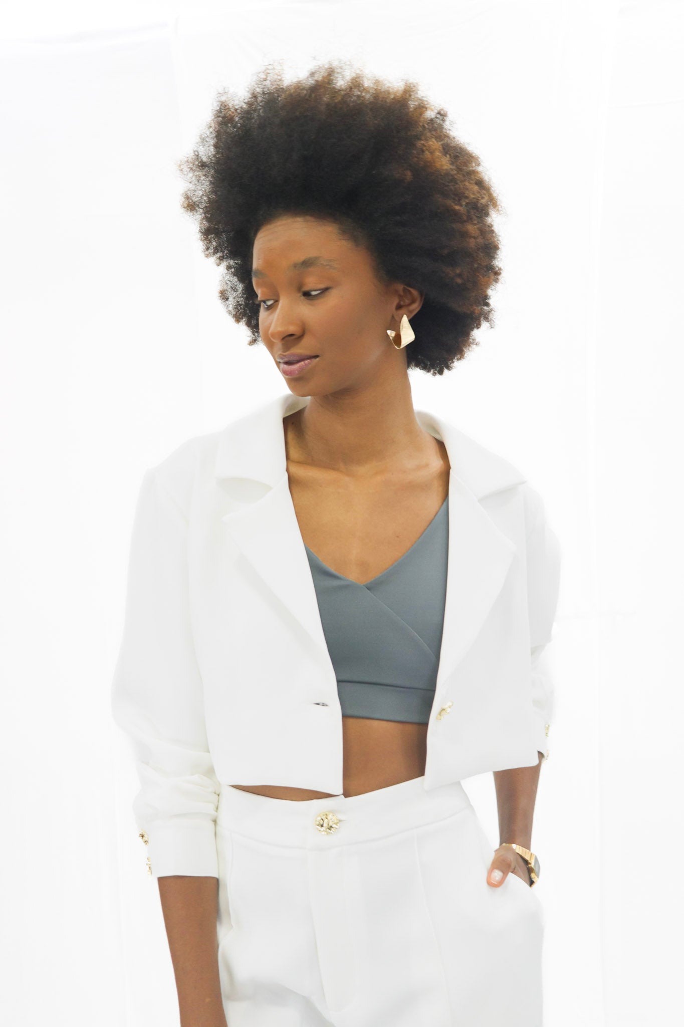 Terninho Feminino Cropped Off-White - Elegância Moderna Yebo